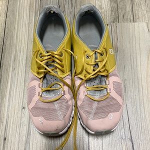 Very used women’s On Cloud Shoes size 8.5